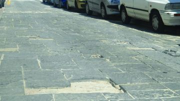 Οι κατεστραμμένοι κυβόλιθοι στο κέντρο της πόλης
