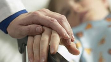 Αγοράκι με συμπτώματα μηνιγγίτιδας μεταφέρθηκε στη Ρόδο