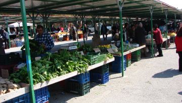 Στο δημοτικό συμβούλιο οι κανονισμοί για υπαίθριο εμπόριο, λαϊκές αγορές και περίπτερα