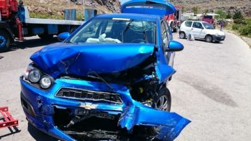 Μετωπική σύγκρουση ενοικιαζόμενου Ι.Χ. με ταξί στη Λίνδο