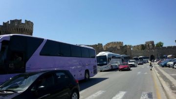 Θα απομακρυνθούν τα τουριστικά λεωφορεία από την Κολώνα