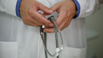 Προσωρινή λύση με γιατρούς-στρατιώτες στα απομακρυσμένα νησιά προωθεί το υπουργείο Εθνικής Άμυνας