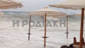 Ρόδος: Τα κύματα κάλυψαν σχεδόν όλη την παραλία [video]