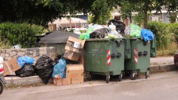 Γεμάτοι οι κάδοι και  αφόρητη η δυσοσμία