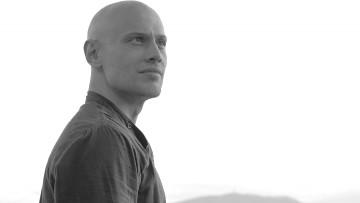 Ο Ροδίτης που “μαθαίνει”  το φιλότιμο σ΄ όλο τον κόσμο!