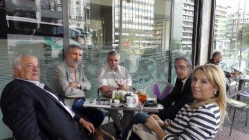 Μια τυχαία συνάντηση Ροδιτών στο «Πλάζα»