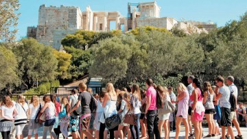 Bloomberg: Η Ελλάδα χρειάζεται περισσότερο από ποτέ τους τουρίστες