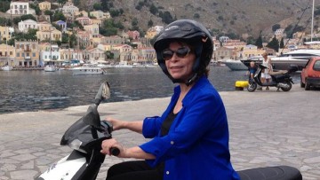 Η Ιζαμπέλ Αλιέντε κάνει βόλτες με σκουτεράκι στη Σύμη