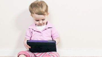 Επιστήμονες προτρέπουν  τους γονείς να δίνουν στα μωρά… iPad
