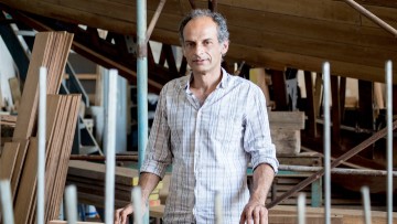 Ο Συμιακός που φτιάχνει  παραδοσιακά σκάφη στο Πέραμα