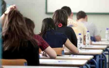 Οι μαθητές που αρίστευσαν στο γυμνάσιο Ιαλυσού και στη Γ' τάξη Λυκείου