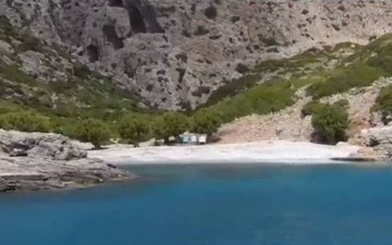 Σαρία: Το νησάκι των 45 κατοίκων με το εντυπωσιακό φαράγγι και το πυκνό πευκοδάσος (βίντεο)