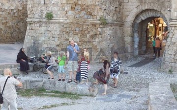 Πλανόδιοι πωλούν φρούτα σε κεντρικά σημεία της Παλιάς Πόλης