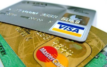 Χωρίς όριο οι αναλήψεις με πιστωτικές και χρεωστικές κάρτες λέει το υπουργείο Οικονομίας