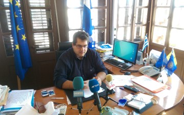 Παράσταση διαμαρτυρίας του Χ. Κόκκινου στο υπουργείο Εσωτερικών για το εκλογικό υλικό
