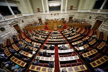 Χωρίς τη Ζωή Κωνσταντοπούλου στο προεδρείο ξεκίνησε η κρίσιμη συνεδρίαση της Βουλής