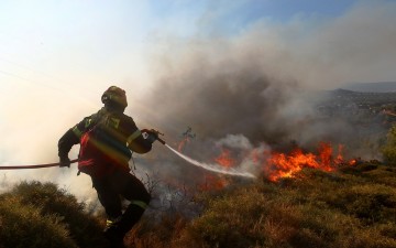 Επικίνδυνη φωτιά στο δάσος μεταξύ Απολλώνων και Λαέρμων