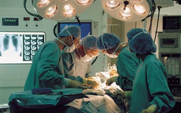 Κύστη κόκκυγα και μπάνιο  στη θάλασσα; Και όμως, γίνεται…