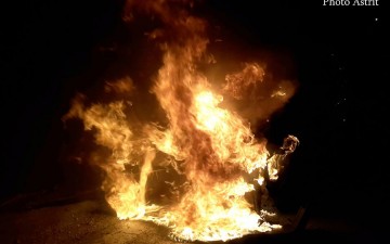 Βίντεο και φωτογραφίες από το αυτοκίνητο που τυλίχθηκε στις φλόγες στη Ρόδο