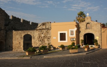 Βίντεο: Η περιφορά της εικόνας του Αγίου Παντελεήμονα στην Παλιά Πόλη