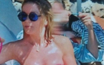 Στάη - Κωστόπουλος μαζί σε παραλία της Πάτμου!