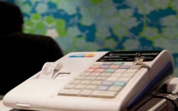Με το υπουργείο θα συνδεθούν οι ταμειακές μηχανές στα νησιά