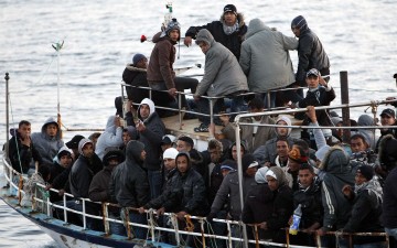 Συμβαίνει τώρα: Πάνω από 90 παράνομοι μετανάστες αποβιβάστηκαν στο πεδίο βολής Κατταβιάς