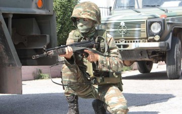 «Χειροπέδες» σε 49χρονη τουρίστρια που φωτογράφιζε στρατόπεδο στη Ρόδο