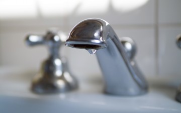 Χωρίς νερό έμειναν τα Κολύμπια - Χώμα και... αλάτι στάζουν οι βρύσες!