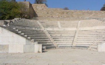 Η πόλη ως θέατρο,  ο πολιτισμός ως παλκοσένικο,  η πολιτιστική πρωτεύουσα  ως έργο τέχνης…