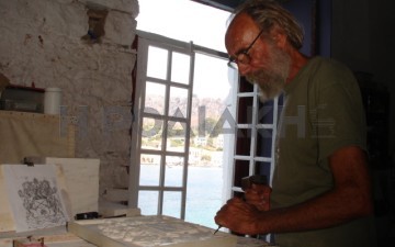 Ζει 36 χρόνια σε σκηνή  στα τελευταία εκατοστά της Ελλάδας!