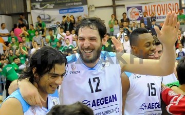 Επιστρέφει και παίρνει το …χρίσμα