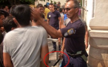 Βίντεο: Αστυνομικός απείλησε με μαχαίρι και χαστούκισε μετανάστη στην Κω