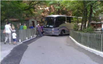Τουριστικό λεωφορείο «φράκαρε» στις  Πεταλούδες