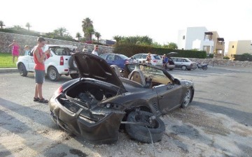 Ρόδος: Σε άμορφη μάζα σιρηδικών μετατράπηκε Ι.Χ. έπειτα από σύγκρουση με το... πεζοδρόμιο