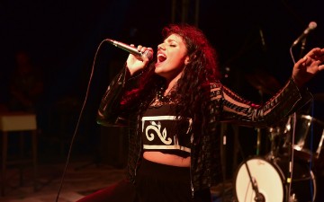 Η Εμμανουέλα Χούλη σε μια νεανική βραδιά στο Colorado Club