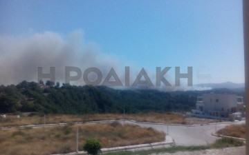 Εκτός ελέγχου η πυρκαγιά ανάμεσα σε Παστίδα και Ιαλυσό