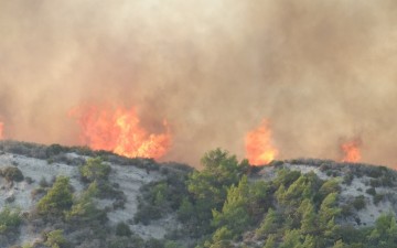 Υπό μερικό έλεγχο τέθηκε η μεγάλη φωτιά στη Ρόδο