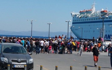 Συμβαίνει τώρα: Μετανάστες προσπαθούν να μπουν με τη βία στο πλοίο «Ελ. Βενιζέλος»