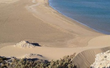 Αμμόλοφοι και κρυστάλλινα νερά - Η κρυφή παραλία στο τέλος ενός χωματόδρομου στη Ρόδο που θυμίζει... Αφρική 