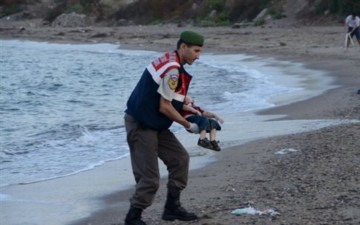 Φρίκη με εικόνες νεκρών παιδιών σε ναυάγια προσφύγων ανοιχτά της Κω
