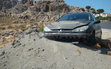 Ρόδος: Αυτοκίνητο «προσάραξε» σε αμμόλοφο (φωτορεπορτάζ)