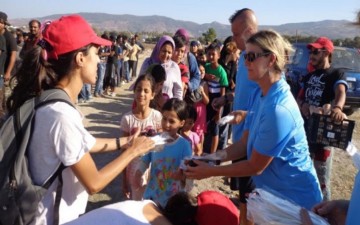 Ρούχα στους πρόσφυγες της Κω διένειμε ο Γερμανός t.o. Alltours