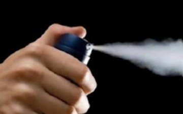 Έριξε σπρέι πιπεριού στα μάτια του πατέρα της 17χρονης «φίλης» του