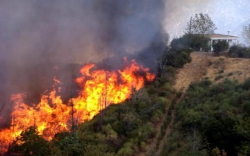 Έκτακτο: Επικίνδυνη φωτιά στους πρόποδες του Φιλερήμου