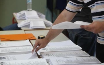 Ενστάσεις στη Ρόδο για το μέγεθος ψηφοδελτίου - Παράταση ψηφοφορίας όπου υπάρχουν ουρές