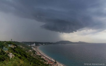 «Μύρισε» φθινόπωρο στη Ρόδο – Βροχές, κεραυνοί και καταιγίδες κατακλύζουν το νησί