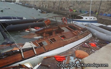 Μισοβυθισμένα σκάφη, σωσίβια και φουσκωτά "κοσμούν" το λιμάνι της Κω  (φωτογραφίες)