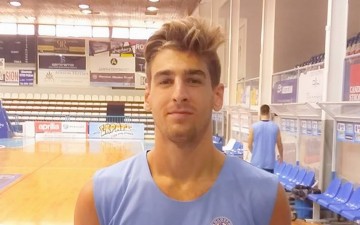 Ο Αγγελάκος τη «βαριά» φανέλα