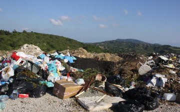 Οκτώ πρώην δήμαρχοι δικάζονται σήμερα για  παράνομες χωματερές